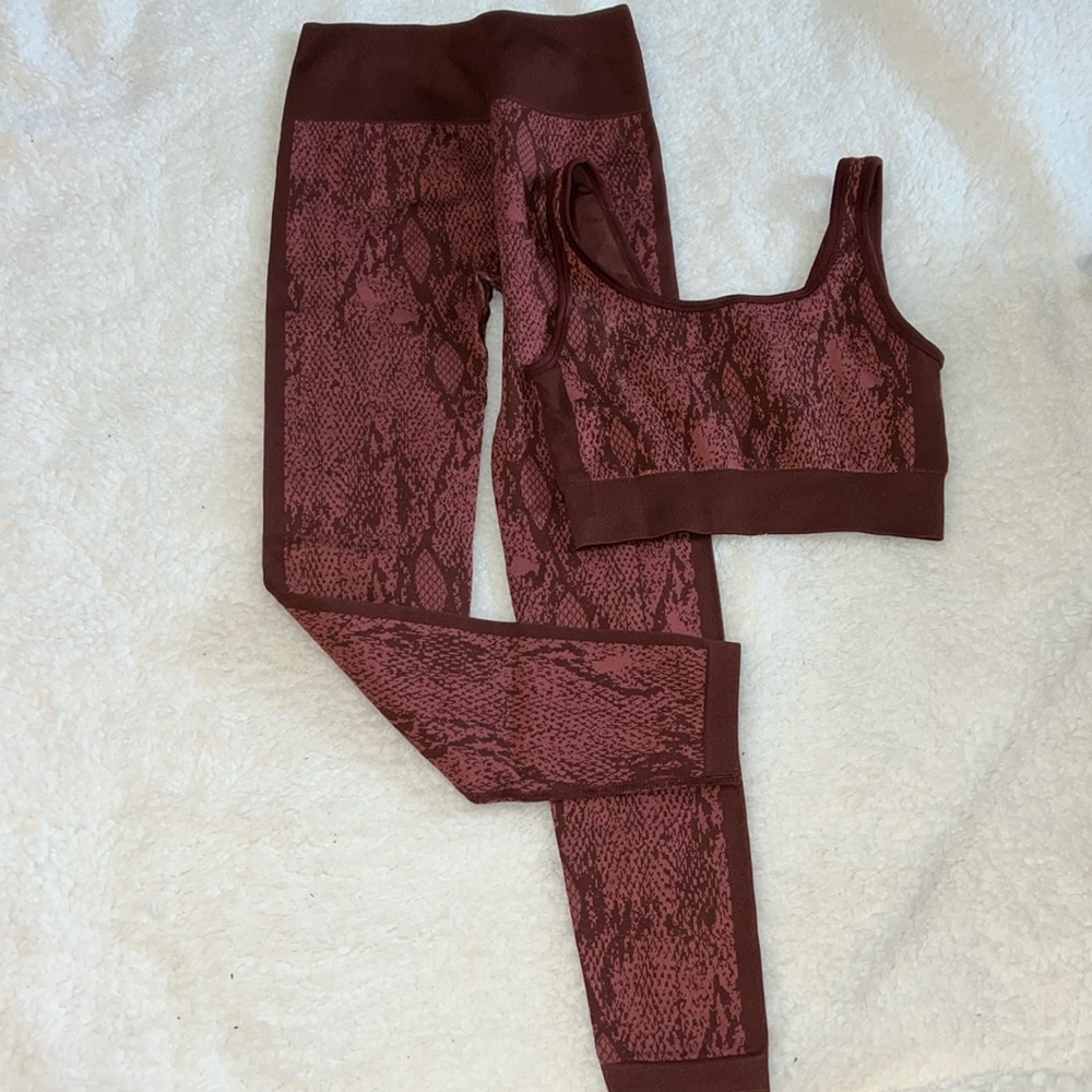Fabletics leggings and sports bra set